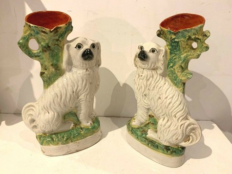 Paire de chiens Stafoshine Paire de vase en faïence polychrome Angleterre