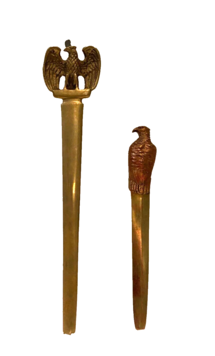 paire de coupe papiers décor aigle royal en bronze massif . XX siècle .