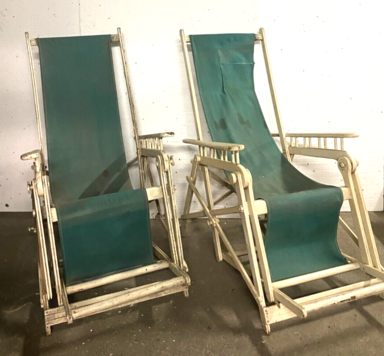 paire de fauteuils de jardin pliant à système en bois peint . XX siècle .