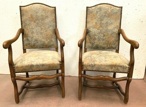 Paire de fauteuils de style renaissance en hêtre teinté XX siècle