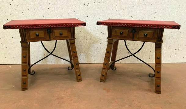 paire de tables basses en bois naturel dessus en simili cuir rouge XX siècle