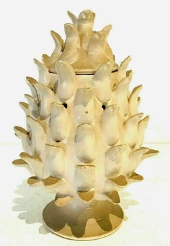 Pot couvert en forme d'ananas Faience beige vers 1960