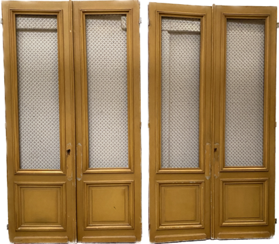 séparation de quatre portes formant vitrine grillage en laiton . XX siècle .