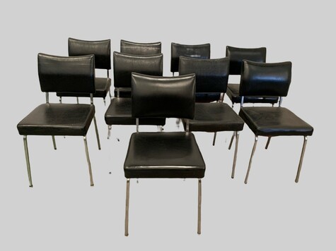 Suite de neuf chaises vintage en chrome et similicuir XX siècle