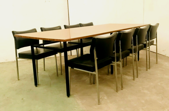 Table de conférence et huit chaises vintage en simili cuir XX siècle