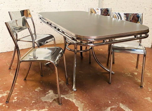 table et chaises en chrome model bar américain . XX siècle .