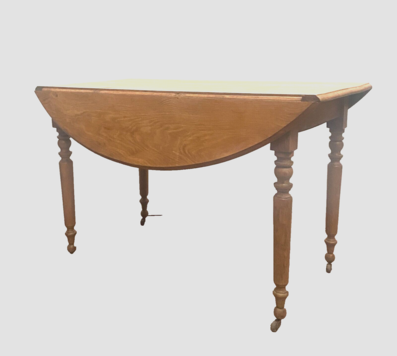 table quatre pieds à abattant en orme massif . XIX siècle .