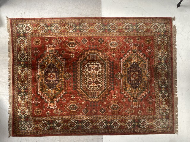 tapis d'orient ancien ,motif géométrique couleur dominante rouge . XX siècle.