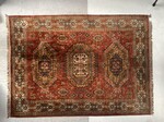 tapis d'orient ancien ,motif géométrique couleur dominante rouge . XX siècle.
