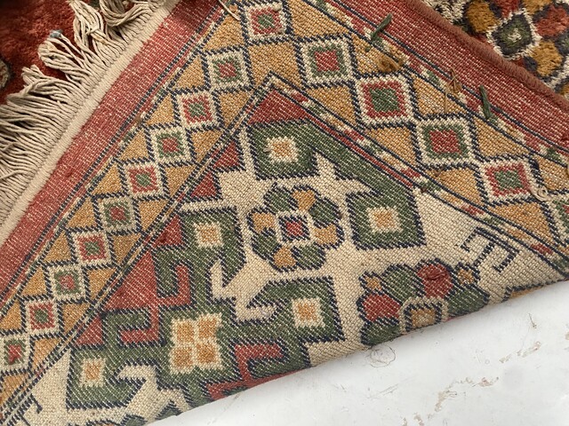 tapis d'orient ancien ,motif géométrique couleur dominante rouge . XX siècle.