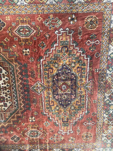 tapis d'orient ancien ,motif géométrique couleur dominante rouge . XX siècle.