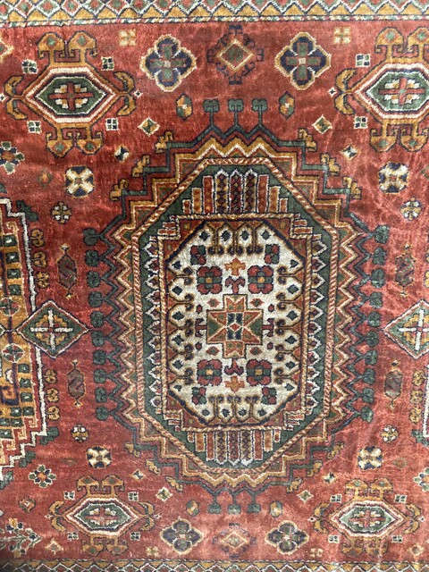 tapis d'orient ancien ,motif géométrique couleur dominante rouge . XX siècle.