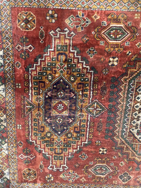 tapis d'orient ancien ,motif géométrique couleur dominante rouge . XX siècle.