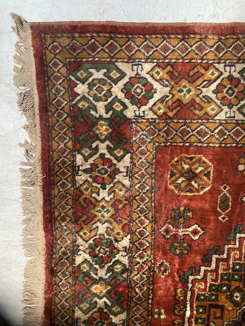 tapis d'orient ancien ,motif géométrique couleur dominante rouge . XX siècle.