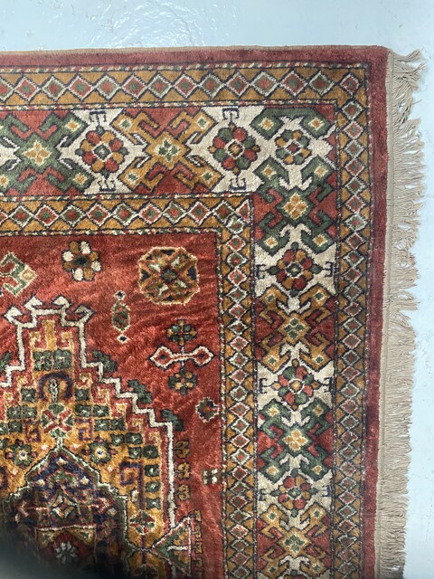 tapis d'orient ancien ,motif géométrique couleur dominante rouge . XX siècle.