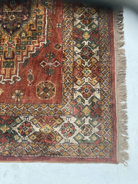 tapis d'orient ancien ,motif géométrique couleur dominante rouge . XX siècle.
