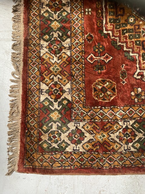 tapis d'orient ancien ,motif géométrique couleur dominante rouge . XX siècle.