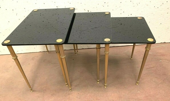 Trois tables gigogne en laiton et cuir vert XX siècle