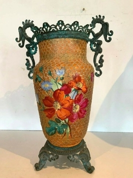 vase en faïence polychrome Piétement et col en bronze XX siècle Décor floral