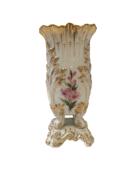 vase Louis Philippe en porcelaine polychrome et dorure . XX siècle .
