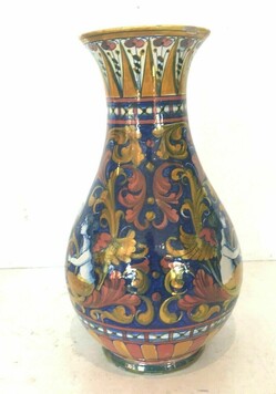 Vase ovoïde en faïence polychrome XX siècle