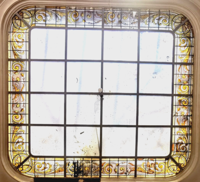 Verrière de plafond en verre peint a décor floral XX siècle