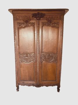  Vous en avez un à vendre ? Vendez le vôtre armoire de marié louis XV en chêne massif richement sculptées . XVIII siècle .