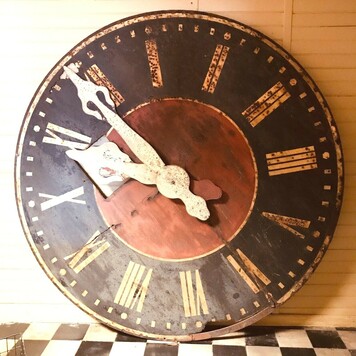  Vous en avez un à vendre ? Vendez le vôtre horloge mural de bâtiment en fonte de fer patine d'origine dorure. XX siècle .