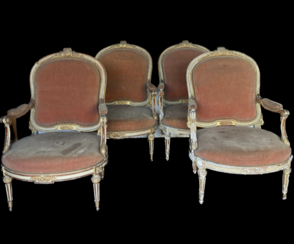  Vous en avez un à vendre ? Vendez le vôtre suite de quatre fauteuils sculptée de style Louis XVI en bois patiné .XX siècle.