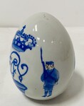œuf en porcelaine polychrome à décor bleu royal sur fond blanc . XX siècle .