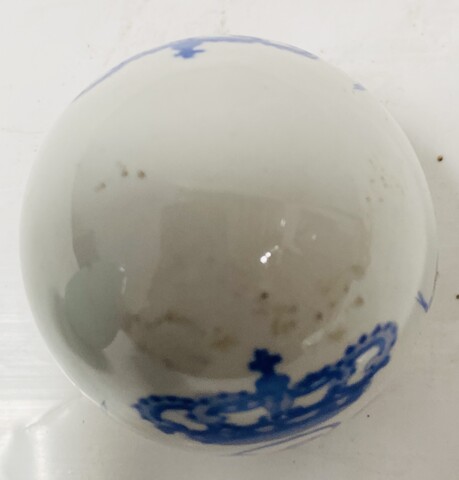 œuf en porcelaine polychrome à décor bleu royal sur fond blanc . XX siècle .