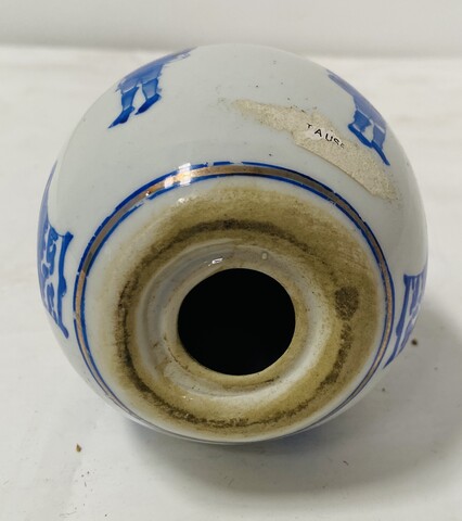 œuf en porcelaine polychrome à décor bleu royal sur fond blanc . XX siècle .