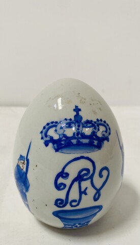 œuf en porcelaine polychrome à décor bleu royal sur fond blanc . XX siècle .