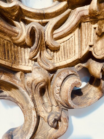 applique formant miroir à parcloses en bois sculpté doré. XIX siècle .