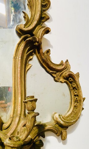 applique formant miroir à parcloses en bois sculpté doré. XIX siècle .