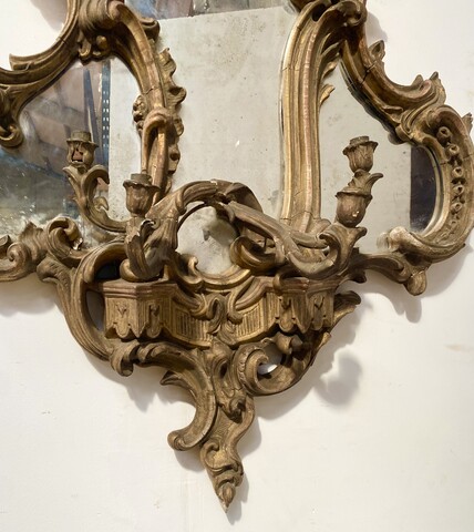 applique formant miroir à parcloses en bois sculpté doré. XIX siècle .