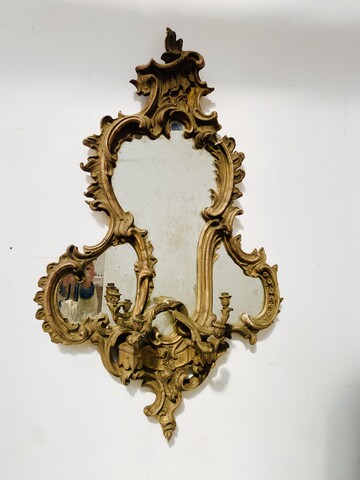 applique formant miroir à parcloses en bois sculpté doré. XIX siècle .