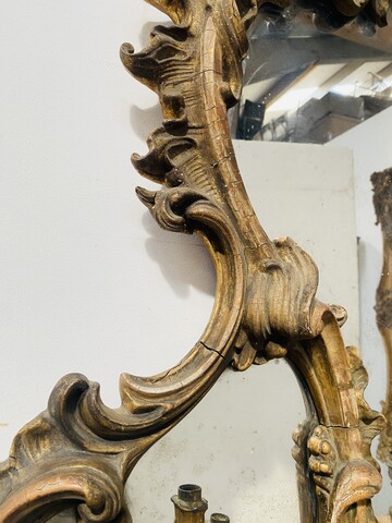 applique formant miroir à parcloses en bois sculpté doré. XIX siècle .