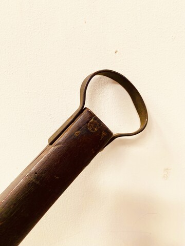 arbalète en noyer américain massif et métal fonte de fer . XX siècle .