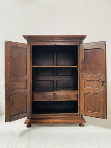 armoire de maitrise en chêne massif finement sculpté . XIX siècle .