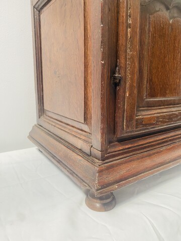 armoire de maitrise en chêne massif finement sculpté . XIX siècle .