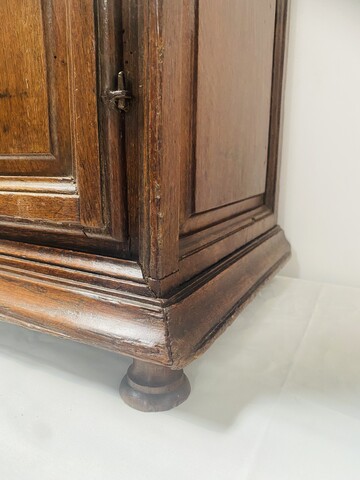 armoire de maitrise en chêne massif finement sculpté . XIX siècle .