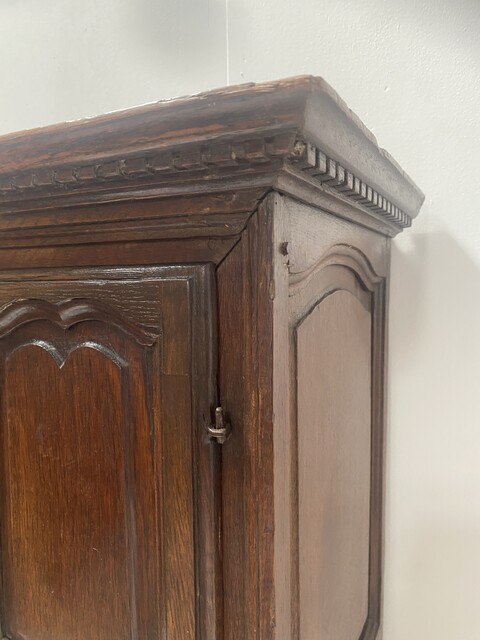 armoire de maitrise en chêne massif finement sculpté . XIX siècle .