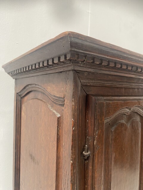 armoire de maitrise en chêne massif finement sculpté . XIX siècle .