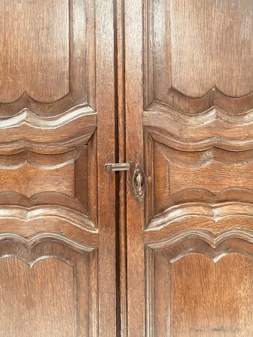 armoire de maitrise en chêne massif finement sculpté . XIX siècle .