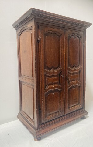 armoire de maitrise en chêne massif finement sculpté . XIX siècle .