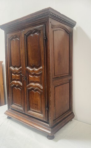 armoire de maitrise en chêne massif finement sculpté . XIX siècle .