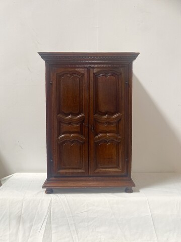armoire de maitrise en chêne massif finement sculpté . XIX siècle .