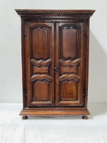 armoire de maitrise en chêne massif finement sculpté . XIX siècle .