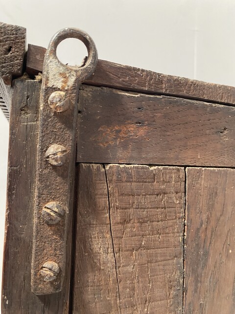 armoire de maitrise en chêne massif finement sculpté . XIX siècle .